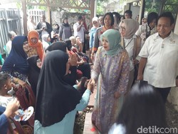 Istri Sandiaga Tebar Senyum di Bakti Sosial Alumni UI