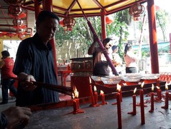 Jelang Imlek, Vihara Dharma Bhakti Ramai Didatangi Pengunjung