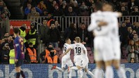 Valencia secara mengejutkan unggul duluan lewat Kevin Gameiro pada menit ke-24 memaksimalkan serangan balik yang membelah pertahanan Barcelona. (AP Photo/Manu Fernandez)