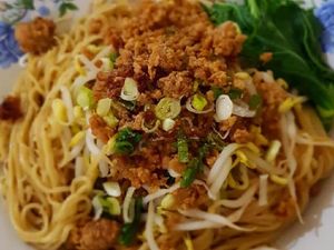 Biar Semangat Enaknya Sarapan Yamien yang Mulur Manis