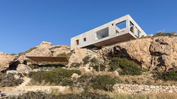 Ngeri, Rumah Mewah Ini Berdiri di Pinggir Jurang Hampir Jatuh