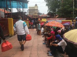 Jelang Imlek, Pencari Angpau Ramai di Vihara Dharma Bakti Glodok
