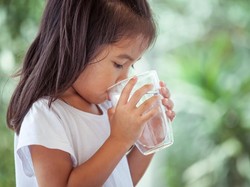 Tahukah Bunda, Seberapa Besar Kebutuhan Air Si Kecil?