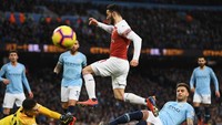 Sead Kolasinac melakukan penetrasi. Namun, usahanya belum membuahkan gol. (Foto: Stu Forster/Getty Images)