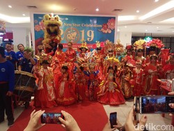 Saat Parade Busana Imlek di Manado Dikagumi Turis China