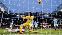 Arsenal menyamakan skor di menit ke-11. Laurent Koscielny menanduk bola hasil sundulan Nacho Monrela. (Foto: Andrew Yates/Reuters)