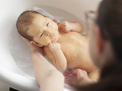 Waktu Tepat Memandikan Bayi Baru Lahir