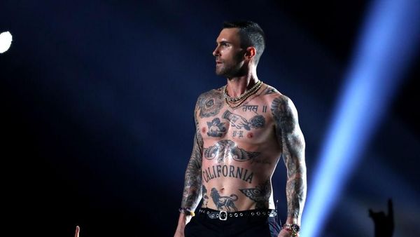 Foto: Gaya Seksi Adam Levine Telanjang Dada di Super Bowl Jadi Kontroversi