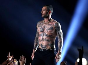 Foto: Gaya Seksi Adam Levine Telanjang Dada di Super Bowl Jadi Kontroversi Foto: Gaya Seksi Adam Levine Telanjang Dada di Super Bowl Jadi Kontroversi