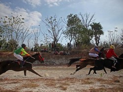 Foto: Aksi Adu Cepat Joki Cilik di Jeneponto