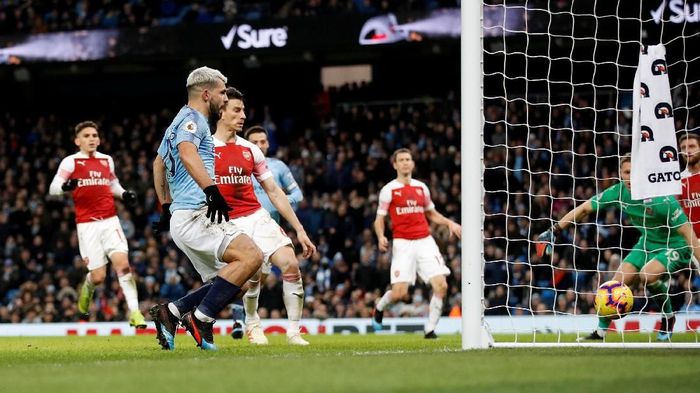 Sergio Aguero bawa Manchester City ungguli Arsenal di babak pertama. (Foto: Carl Recine/Reuters) Sergio Aguero bawa Manchester City ungguli Arsenal di babak pertama. (Foto: Carl Recine/Reuters)
