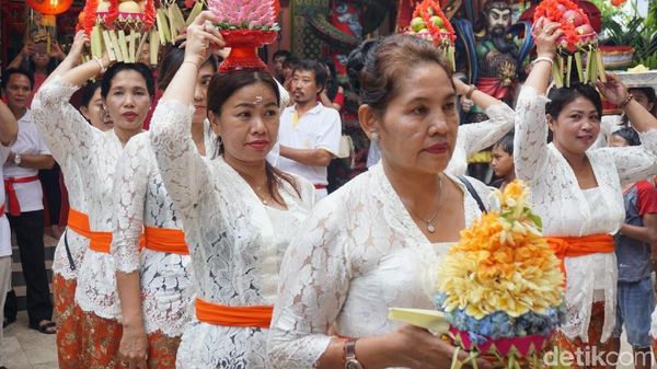 Menengok Imlek di Vihara Dharmayana Bali