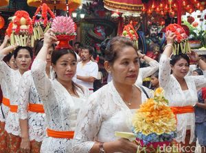 Menengok Imlek di Vihara Dharmayana Bali