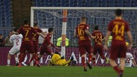 Usai turun minum, Nicolo Zainolo memecah kebuntuan Roma dengan mencetak gol penyama.