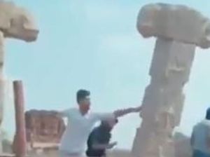 Viral 3 Pria Tendang Pilar di Situs Warisan Dunia UNESCO Hingga Roboh Viral 3 Pria Tendang Pilar di Situs Warisan Dunia UNESCO Hingga Roboh