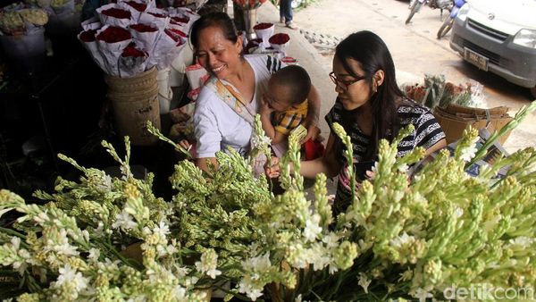 Laris Manis Bunga Sedap Malam Jelang Imlek