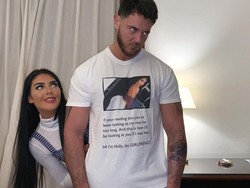 Wanita Ini Viral karena Paksa Kekasih Hangout Pakai Baju Gambar Dirinya