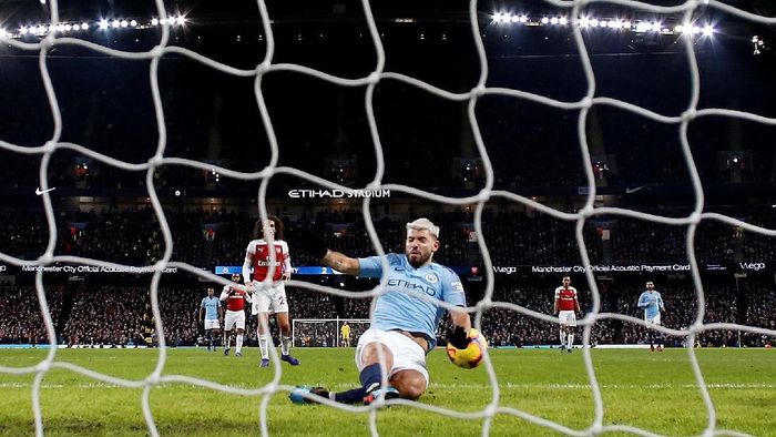 Aguero mencetak gol menggunakan tangan saat Manchester City menang 3-1 atas Arsenal (REUTERS/Andrew Yates) Aguero mencetak gol menggunakan tangan saat Manchester City menang 3-1 atas Arsenal (REUTERS/Andrew Yates)