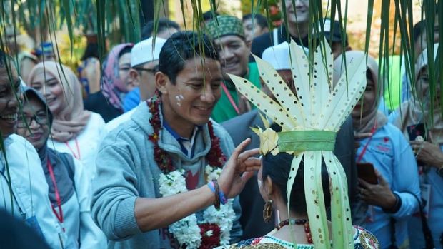 Tiba di Palangkaraya, Sandiaga Disambut Upacara Tetek Pantan