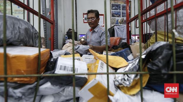 Dilema Pengantar Paket, Lalui Keluh Biar Dapur Tetap Mengepul