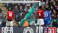 Leicester juga membuat beberapa peluang, namun dapat dimentahkan oleh David de Gea. Reuters/Andrew Boyers.
