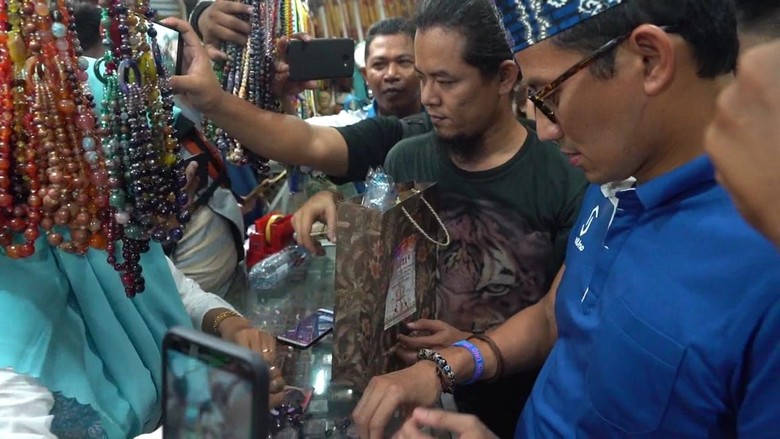 Beli Gelang Khas Dayak, Cara Sandi Kampanyekan Produk UKM