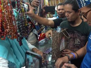 Beli Gelang Khas Dayak, Cara Sandi Kampanyekan Produk UKM