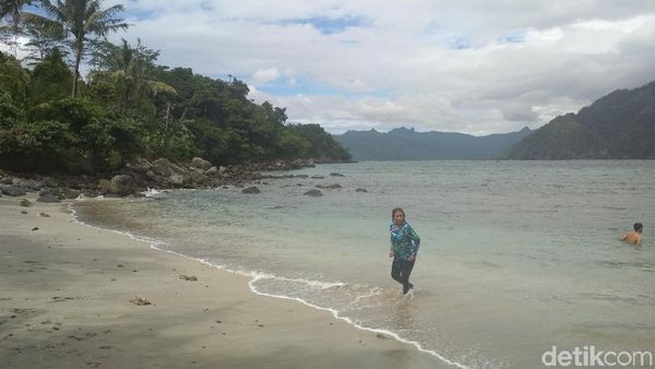Foto: Lihat Lagi Aksi Santai Menteri Susi di Pantai Mutiara Trenggalek