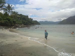 Foto: Lihat Lagi Aksi Santai Menteri Susi di Pantai Mutiara Trenggalek