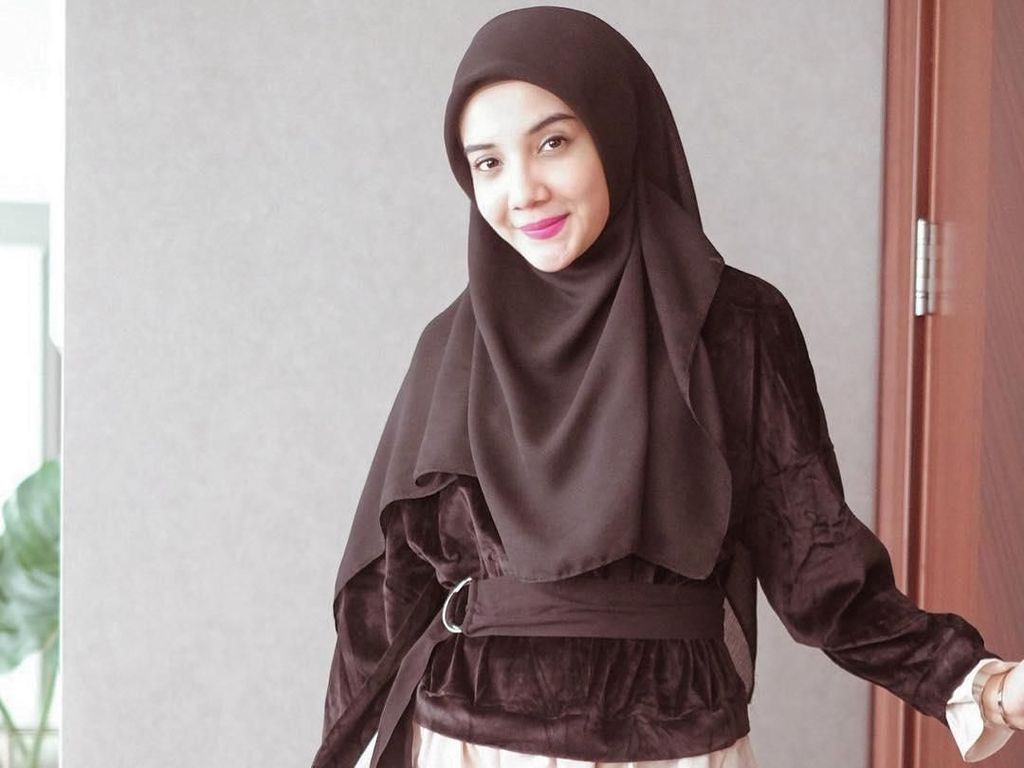 Tutorial Hijab Menutup Dada Ala Zaskia Sungkar Pakai Peniti Bohlam
