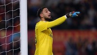 Tak ingin kalah, Roma memberi tekanan ke pertahanan Milan. Namun, Donnarumma tampil luar biasa di bawah gawangnya.