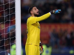 Tak ingin kalah, Roma memberi tekanan ke pertahanan Milan. Namun, Donnarumma tampil luar biasa di bawah gawangnya.