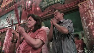 Doa Malam Imlek di Vihara Amurva Bhumi