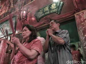 Doa Malam Imlek di Vihara Amurva Bhumi Doa Malam Imlek di Vihara Amurva Bhumi