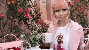 Serba Pink! Ini Pose Cute Kolektor Barbie, Azusa Kalau Lagi Makan