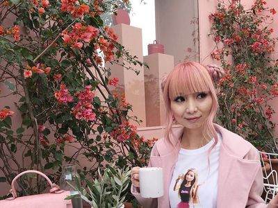 Serba Pink! Ini Pose Cute Kolektor Barbie, Azusa Kalau Lagi Makan