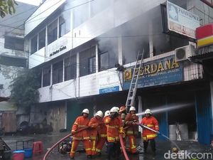 Kondisi Tutup, Toko Kimia di Surabaya Terbakar