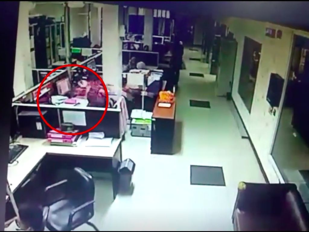 Video: Duar! Ponsel Pegawai Pemprov Riau Ini Meledak saat Di-charge Video: Duar! Ponsel Pegawai Pemprov Riau Ini Meledak saat Di-charge