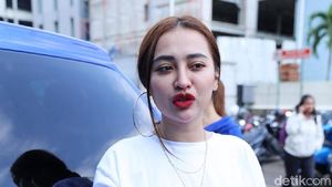 Bibir Merah Merona Cupi Cupita yang Ngebet Nikah
