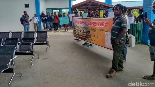  Warga, berdemonstrasi di area Bandara Mozes Kilangin, Timika, Papua, Senin (4/2/2019)