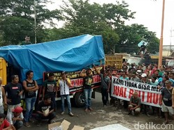 Kantor Pemkab Banyuwangi Diluruk Ratusan Dump Truk