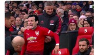 Posisi duduk Ole Gunnar Solskjaer juga menjadi meme. Bench di Old Trafford diberi nomor. (Foto: istimewa)