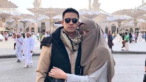 Foto: Gaya Olla Ramlan Pakai Hijab Saat Umrah, Syari Hingga Bercadar
