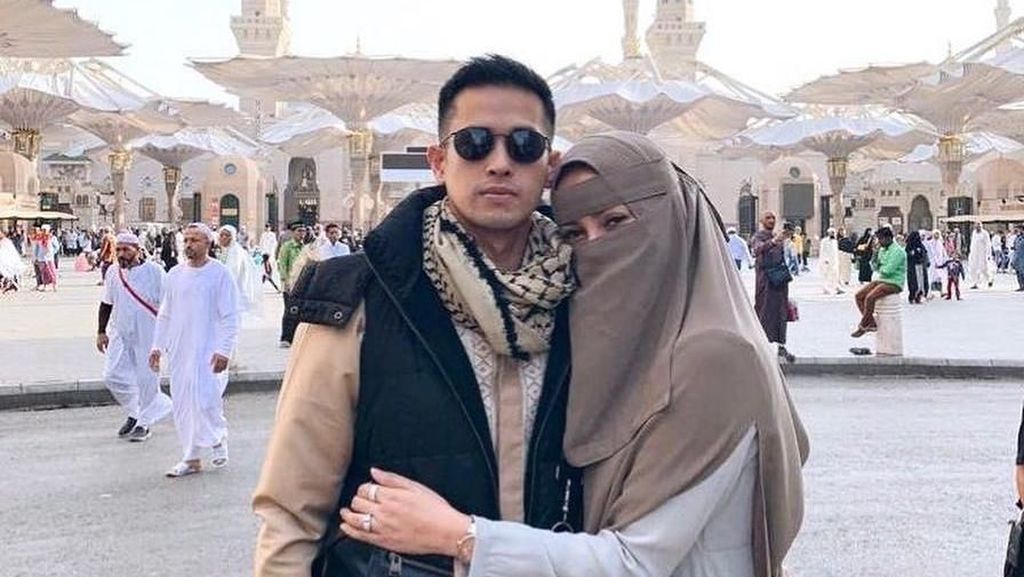 Foto: Gaya Olla Ramlan Pakai Hijab Saat Umrah, Syari Hingga Bercadar Foto: Gaya Olla Ramlan Pakai Hijab Saat Umrah, Syari Hingga Bercadar