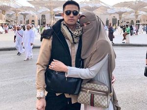 Foto: Gaya Olla Ramlan Pakai Hijab Saat Umrah, Syari Hingga Bercadar