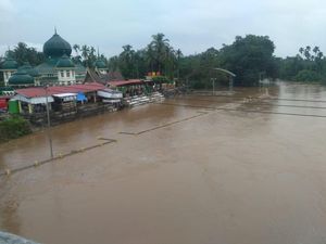 Banjir di Pangkalan Sumatera Barat, Dua Orang Hilang Banjir di Pangkalan Sumatera Barat, Dua Orang Hilang