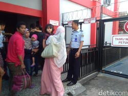 Mulan Jameela Bawa Anak-anak Jenguk Ahmad Dhani