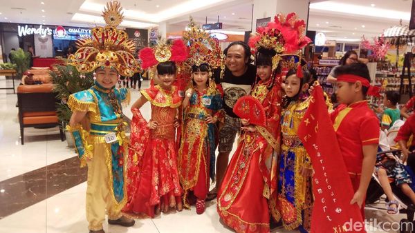 Foto: Meriahnya Parade Busana Imlek di Manado