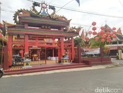 Jelang Imlek, Polisi-Tentara Kawal Kelenteng Hok Tek Bio Ciamis