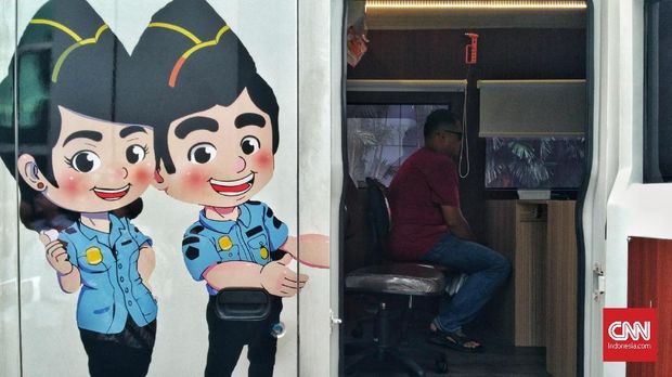 Mobil Layanan Paspor Keliling Mobil layanan paspor keliling Ditjen Imigrasi, Jakarta, Jumat, 1 Februari 2019. CNN Indonesia/Bisma Septalisma